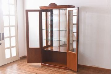 アンティーク家具　イタリア製　両開き扉　高級感漂うキュリオケース(ガラスキャビネット、飾り棚)
