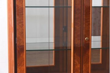 アンティーク家具　イタリア製　両開き扉　高級感漂うキュリオケース(ガラスキャビネット、飾り棚)
