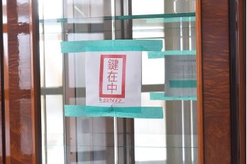アンティーク家具　イタリア製　両開き扉　高級感漂うキュリオケース(ガラスキャビネット、飾り棚)