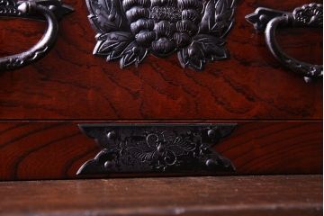 中古　熊野洞　木地蝋塗が美しい伊達家紋づくし小箪笥(仙台箪笥)(定価約30万円)
