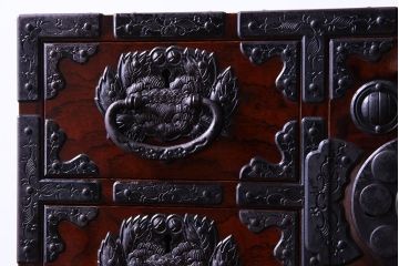 中古　熊野洞　木地蝋塗が美しい伊達家紋づくし小箪笥(仙台箪笥)(定価約30万円)