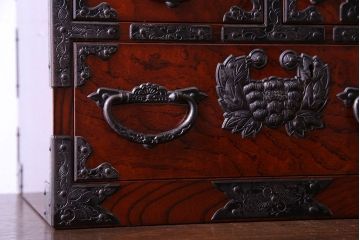 中古　熊野洞　木地蝋塗が美しい伊達家紋づくし小箪笥(仙台箪笥)(定価約30万円)