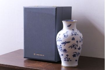 アンティーク雑貨　中古　大蔵陶園(OKURA)　花と蝶と鳥の絵柄が上品な花瓶(花器)