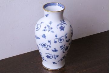アンティーク雑貨　中古　大蔵陶園(OKURA)　花と蝶と鳥の絵柄が上品な花瓶(花器)