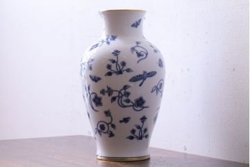 アンティーク雑貨　中古　大蔵陶園(OKURA)　花と蝶と鳥の絵柄が上品な花瓶(花器)