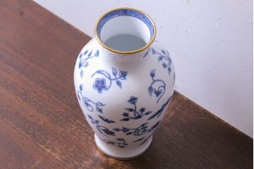 アンティーク雑貨　中古　大蔵陶園(OKURA)　花と蝶と鳥の絵柄が上品な花瓶(花器)