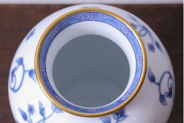 アンティーク雑貨　中古　大蔵陶園(OKURA)　花と蝶と鳥の絵柄が上品な花瓶(花器)