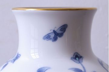 アンティーク雑貨　中古　大蔵陶園(OKURA)　花と蝶と鳥の絵柄が上品な花瓶(花器)