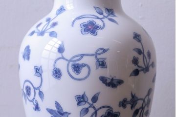 アンティーク雑貨　中古　大蔵陶園(OKURA)　花と蝶と鳥の絵柄が上品な花瓶(花器)