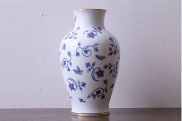 アンティーク雑貨　中古　大蔵陶園(OKURA)　花と蝶と鳥の絵柄が上品な花瓶(花器)