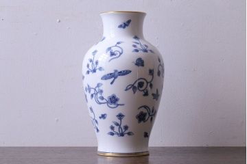 アンティーク雑貨　中古　大蔵陶園(OKURA)　花と蝶と鳥の絵柄が上品な花瓶(花器)
