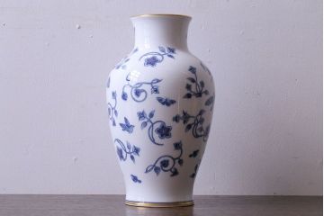 アンティーク雑貨　中古　大蔵陶園(OKURA)　花と蝶と鳥の絵柄が上品な花瓶(花器)