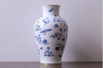 アンティーク雑貨　中古　大蔵陶園(OKURA)　花と蝶と鳥の絵柄が上品な花瓶(花器)