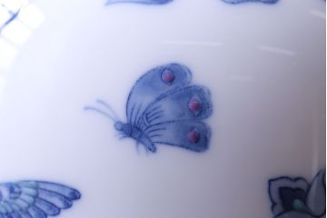 アンティーク雑貨　中古　大蔵陶園(OKURA)　花と蝶と鳥の絵柄が上品な花瓶(花器)