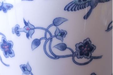 アンティーク雑貨　中古　大蔵陶園(OKURA)　花と蝶と鳥の絵柄が上品な花瓶(花器)