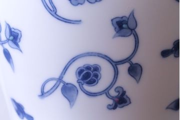 アンティーク雑貨　中古　大蔵陶園(OKURA)　花と蝶と鳥の絵柄が上品な花瓶(花器)