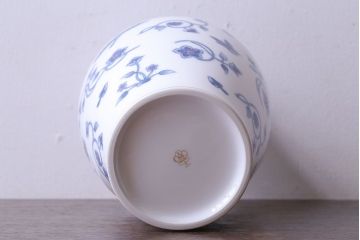 アンティーク雑貨　中古　大蔵陶園(OKURA)　花と蝶と鳥の絵柄が上品な花瓶(花器)