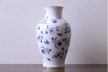 アンティーク雑貨　中古　大蔵陶園(OKURA)　花と蝶と鳥の絵柄が上品な花瓶(花器)