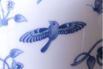 アンティーク雑貨　中古　大蔵陶園(OKURA)　花と蝶と鳥の絵柄が上品な花瓶(花器)