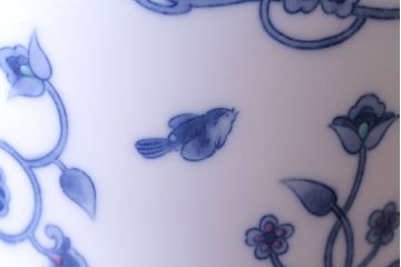 アンティーク雑貨　中古　大蔵陶園(OKURA)　花と蝶と鳥の絵柄が上品な花瓶(花器)