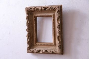 アンティーク雑貨　立体的で味のある木彫りのフレーム(額縁)