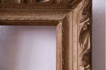 アンティーク雑貨　立体的で味のある木彫りのフレーム(額縁)