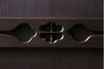 古民具・骨董　腰板の飾りがおしゃれな格子戸(引き戸、蔵戸、玄関戸)