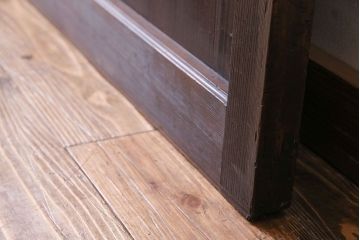 古民具・骨董　腰板の飾りがおしゃれな格子戸(引き戸、蔵戸、玄関戸)