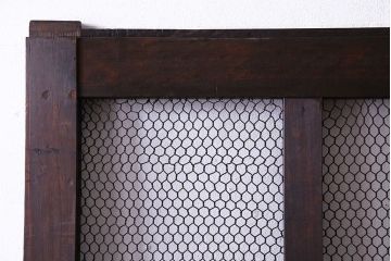 古民具・骨董　腰板の飾りがおしゃれな格子戸(引き戸、蔵戸、玄関戸)