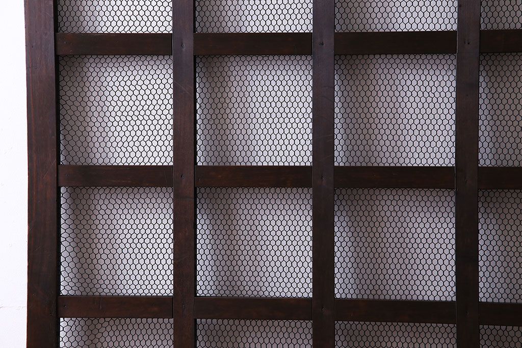 古民具・骨董　腰板の飾りがおしゃれな格子戸(引き戸、蔵戸、玄関戸)