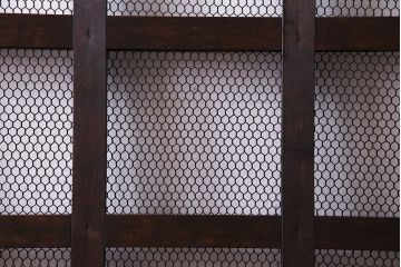 古民具・骨董　腰板の飾りがおしゃれな格子戸(引き戸、蔵戸、玄関戸)