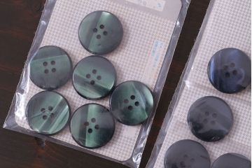 アンティーク雑貨　ビンテージ　ダークカラーが大人の雰囲気漂う古いボタンセット