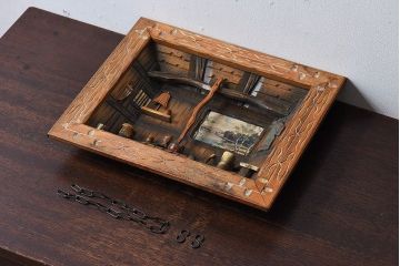 アンティーク雑貨　郷土玩具　木彫り　アイヌの家　遠近法応用額(壁掛けディスプレイ、立体絵)