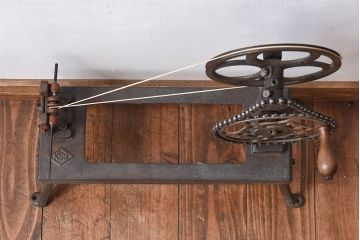 アンティーク雑貨　古民具　鉄製　シャビーな雰囲気漂う糸巻き機(ディスプレイ)