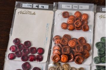 アンティーク雑貨　木目調のカラフルなビンテージボタンセット