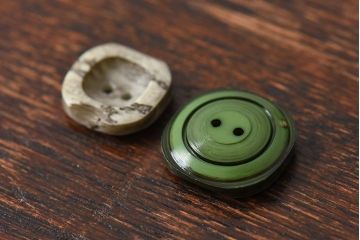 アンティーク雑貨　木目調のカラフルなビンテージボタンセット