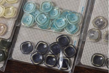 アンティーク雑貨　縁取りが愛らしいビンテージボタンセット