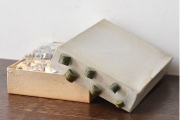 アンティーク雑貨　ビンテージ　金色と銀色のユニークなボタンセット