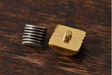 アンティーク雑貨　ビンテージ　金色と銀色のユニークなボタンセット