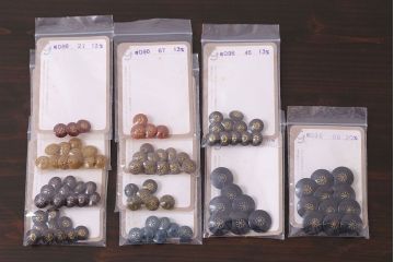 アンティーク雑貨　ビンテージ　花のモチーフが素敵なボタンセット