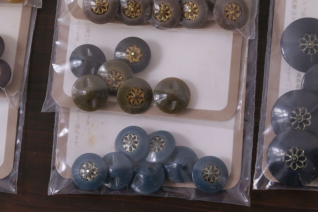 アンティーク雑貨　ビンテージ　花のモチーフが素敵なボタンセット