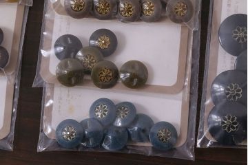 アンティーク雑貨　ビンテージ　花のモチーフが素敵なボタンセット