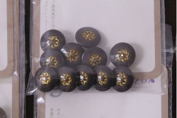 アンティーク雑貨　ビンテージ　花のモチーフが素敵なボタンセット