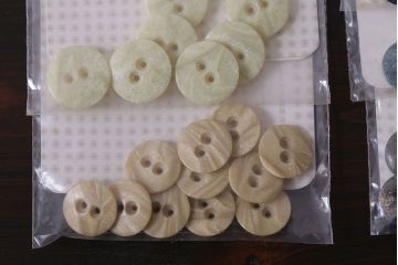 アンティーク雑貨　ビンテージ　石のような風合いが個性的なボタンセット