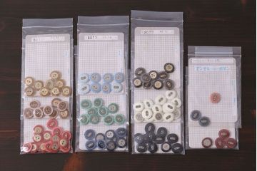 アンティーク雑貨　レトロなカラーが集まったビンテージボタンセット