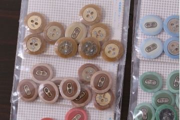 アンティーク雑貨　レトロなカラーが集まったビンテージボタンセット