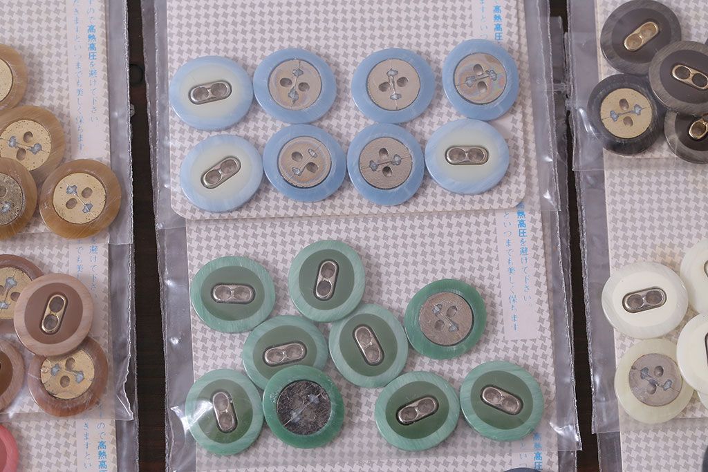 アンティーク雑貨　レトロなカラーが集まったビンテージボタンセット