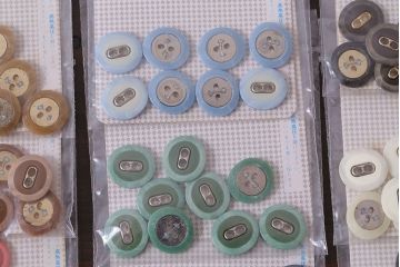 アンティーク雑貨　レトロなカラーが集まったビンテージボタンセット