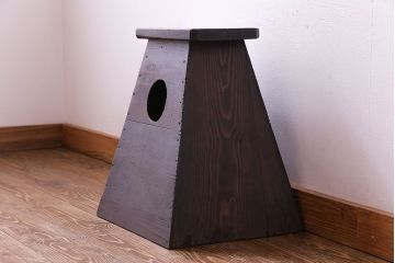アンティーク雑貨　古民具　古い木の質感が魅力の踏み台(飾り台、花台)