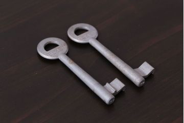 アンティーク雑貨　ハンガリー製　ELZETT社　味わい深い風合いのアンティークキー(鍵、カギ)2本セット(1)